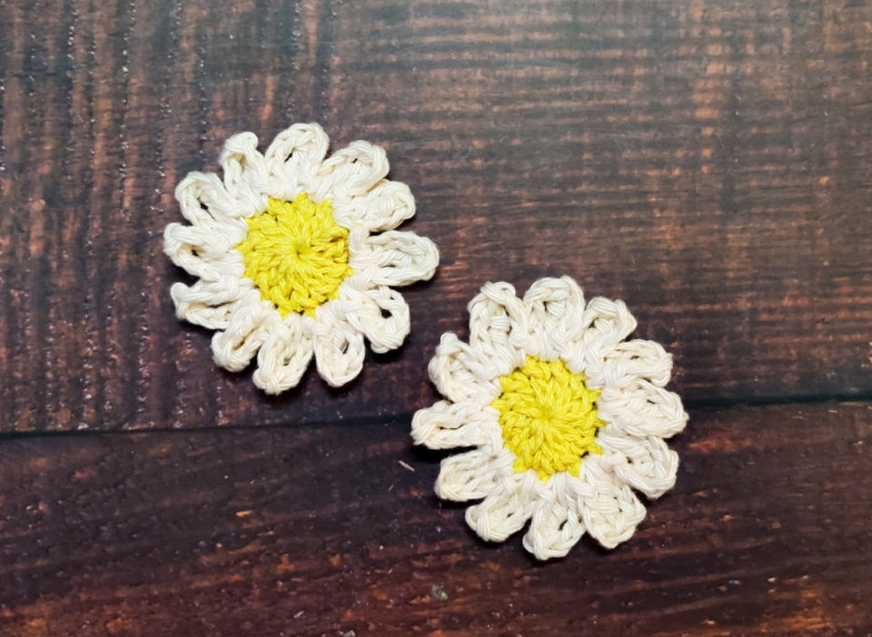 25 Free Crochet Daisy Patterns (White Flower Pattern)