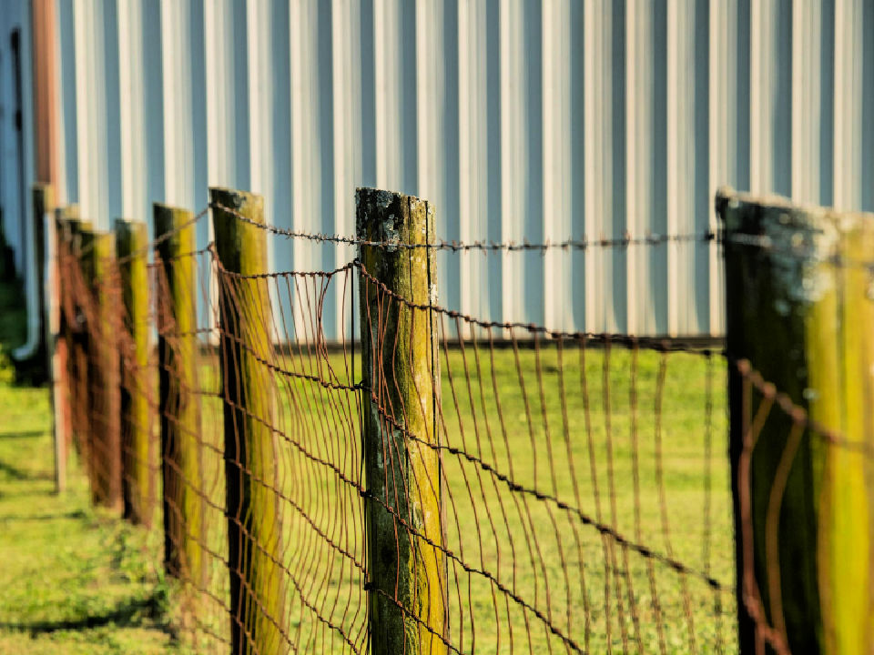 23 DIY Wire Fence Ideas Learn How to Build a Wire Fence